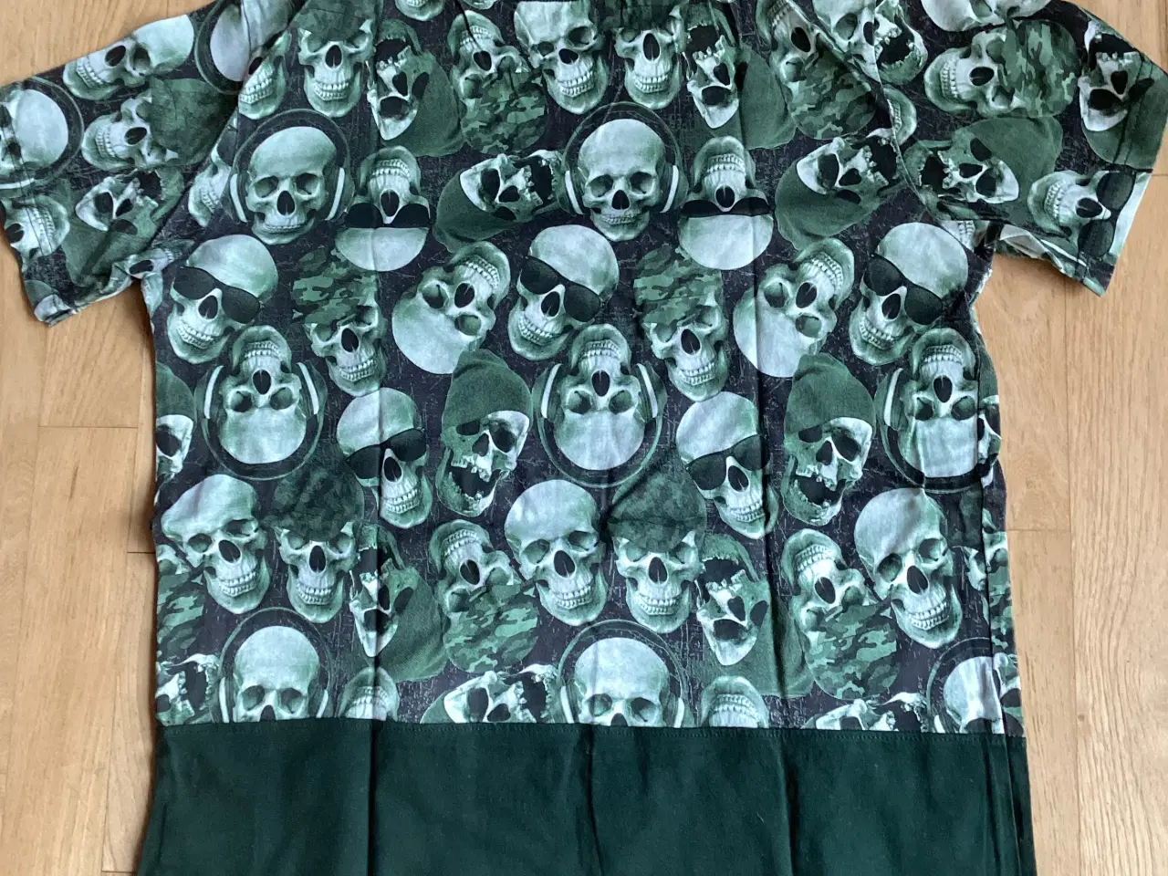 Billede 2 - Mørkegrøn T-Shirt med print med kranier