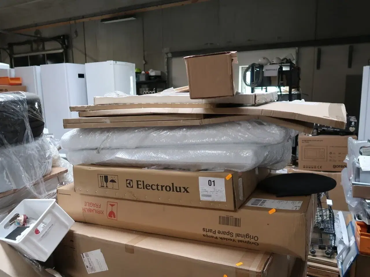 Billede 2 - Palle med div. Reservedele bl.a. køleskabsdøre m.m.