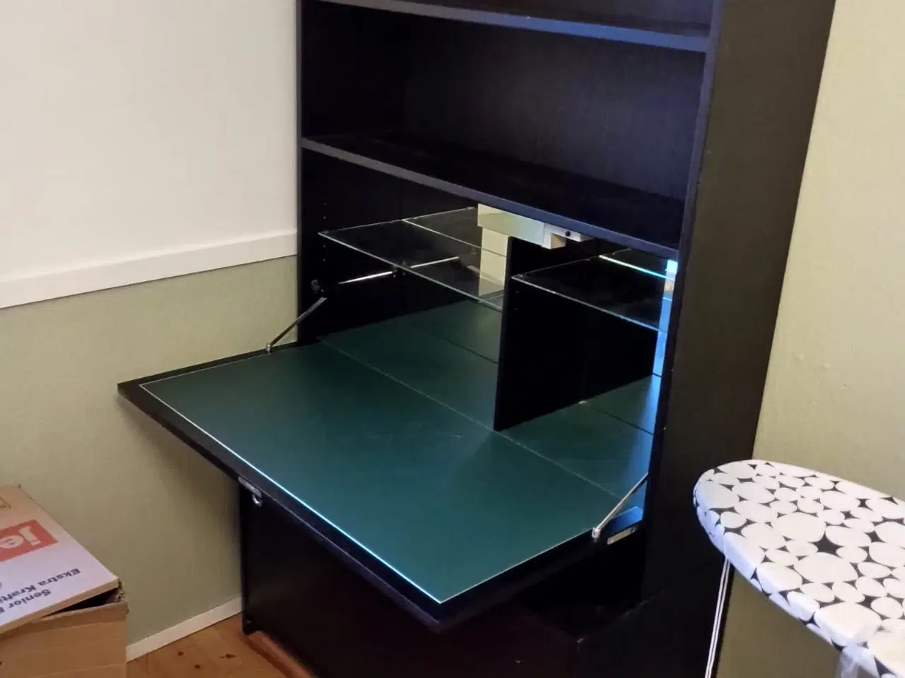 Billede 1 - Skab med klap