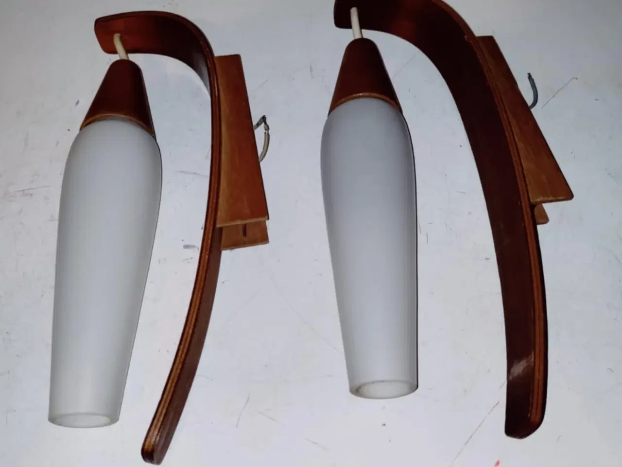 Billede 1 - 2 super fede væglamper i teak med opalglas