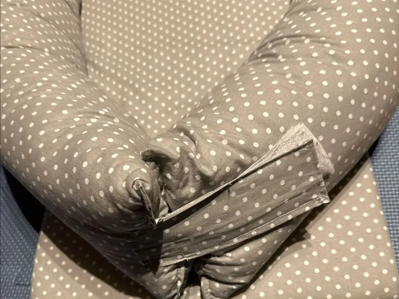Billede 1 - Kaxholmen Babynest grå med hvide prikker