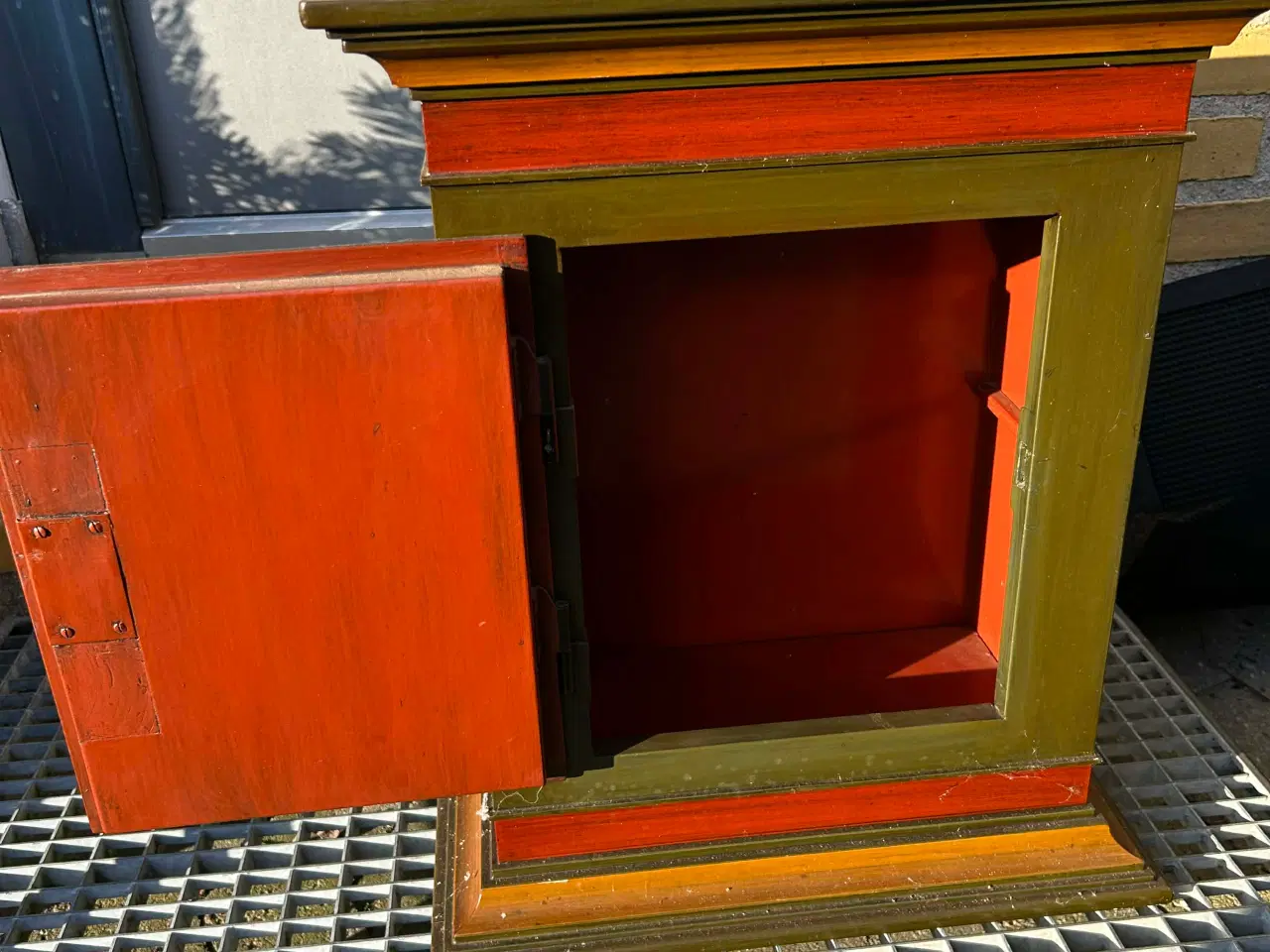 Billede 3 - Gammelt tobaksskab med hemmeligt rum