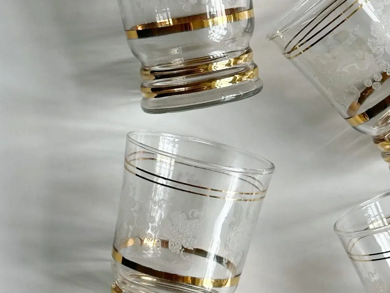 Billede 4 - Glas m sukkerglasur og guld, druemønster, 4 stk samlet