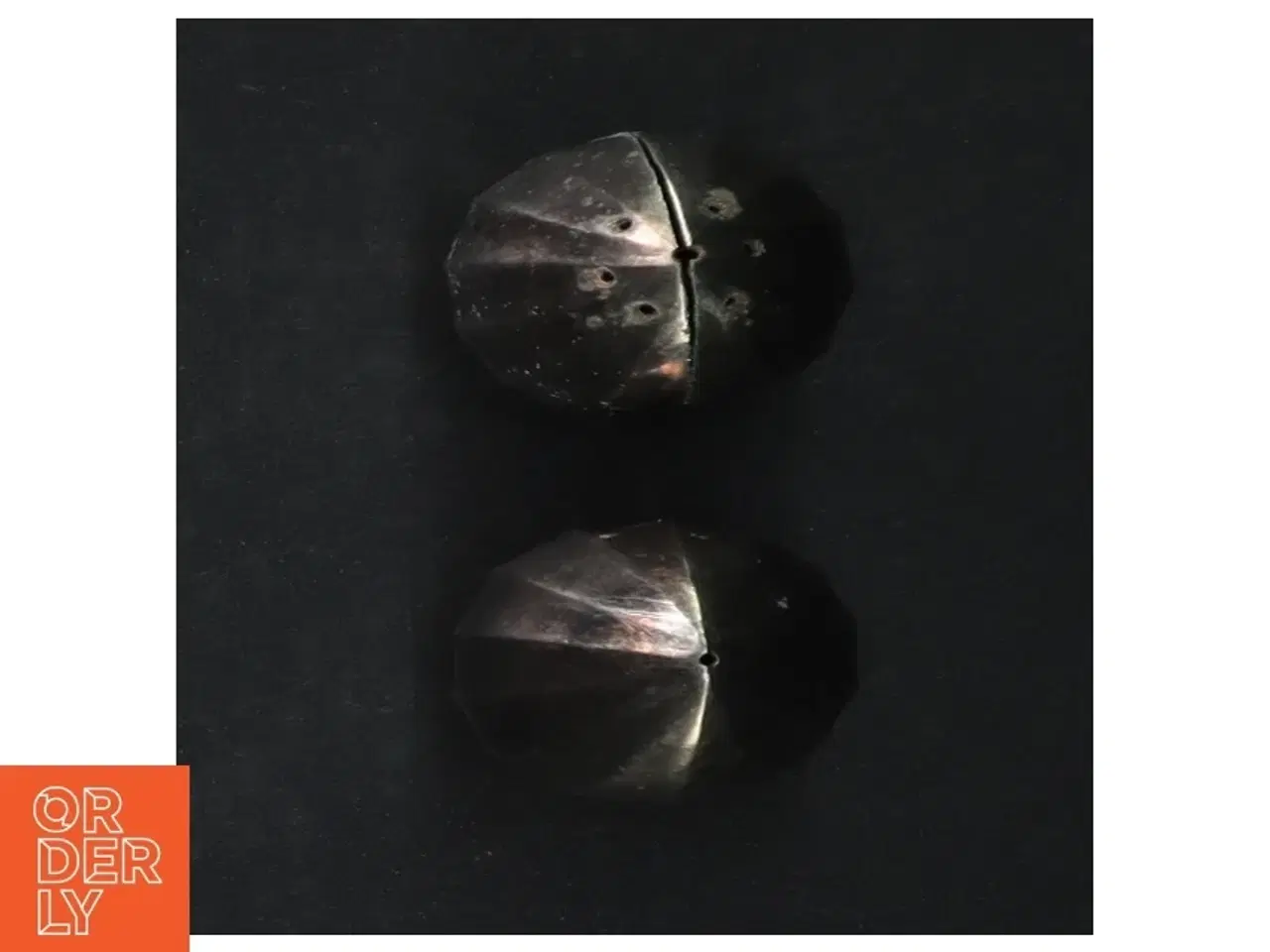 Billede 4 - Sølvfarvede salt- og peberbøsser (str. H. 6 cm)