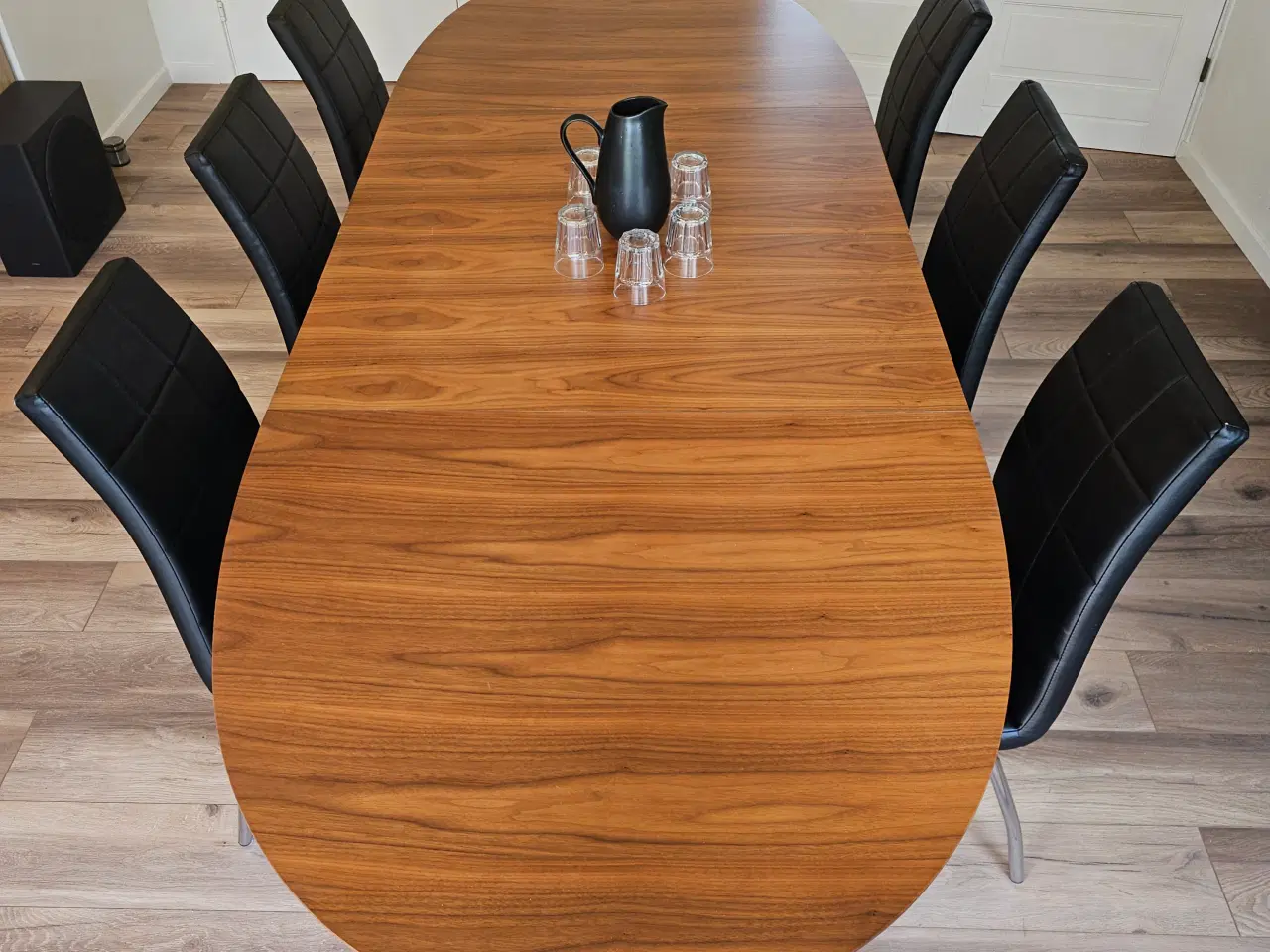 Billede 3 - Elegant spisebord med 6 sorte læderstole