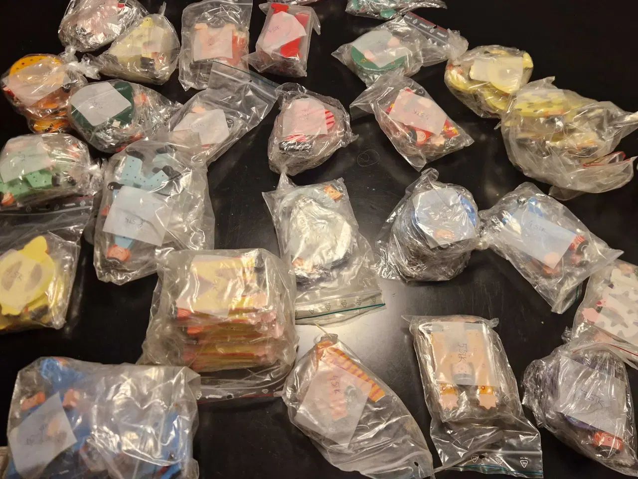 Billede 1 - Træ bogstaver med klovne tema, 9 cm.