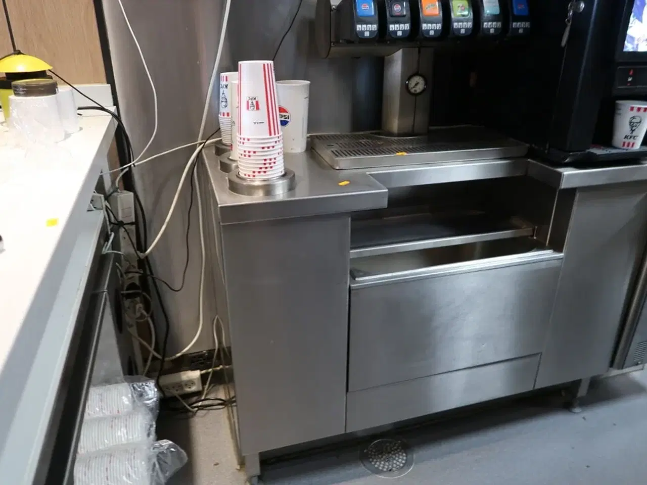 Billede 2 - Rustfri ståldisk med indhold (sodavandsdispenser og kaffemaskine medfølger ikke)
