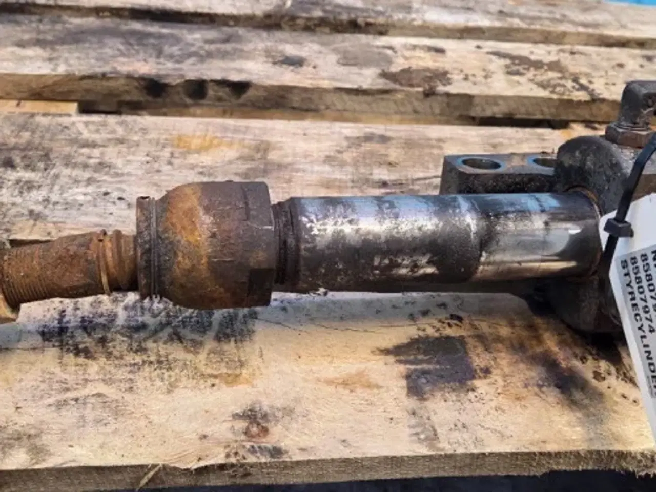 Billede 13 - New Holland LB115B Styrecylinder 85807979