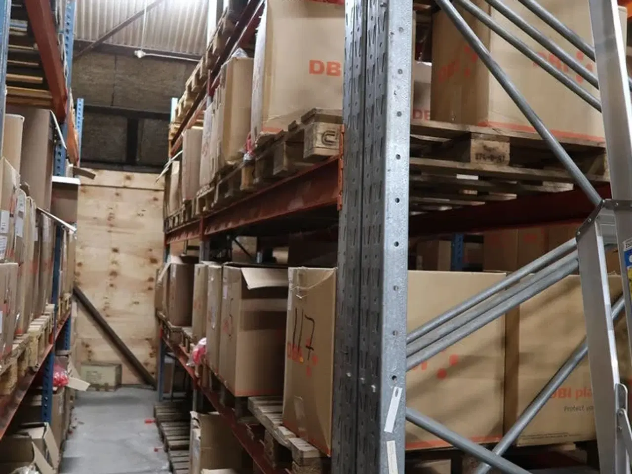 Billede 2 - 2 fag pallereoler med indhold