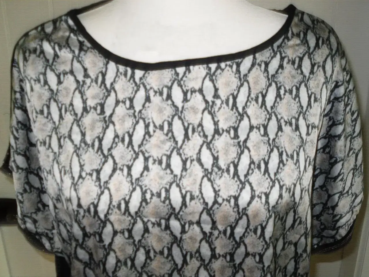 Billede 1 - SMART Ny bluse m/ print. str. 38.