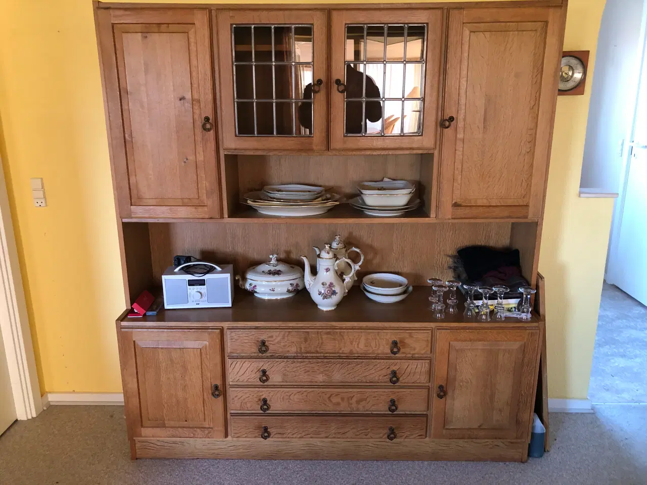 Billede 1 - Reol i afsyret eg med blyindfattet glas