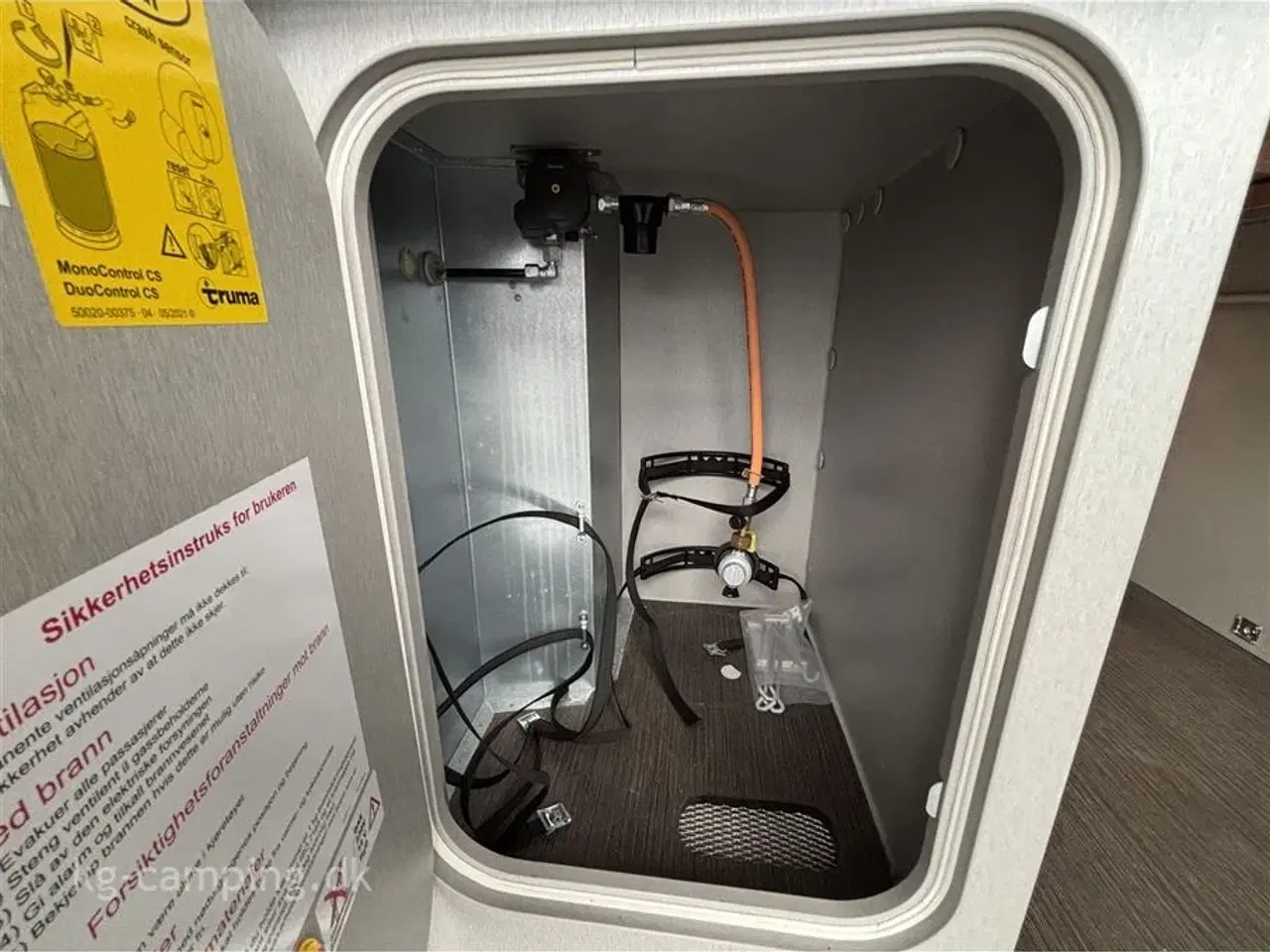 Billede 19 - 2022 - Hymer Free 540 BLUE EVOLUTION   Udstyr inkluderet: 2x Lithium-batteri • Solcelleanlæg • Markise • Hævesængetag • Fuld LED-lys • Automatisk klimaanlæg • Elektrisk håndbremse