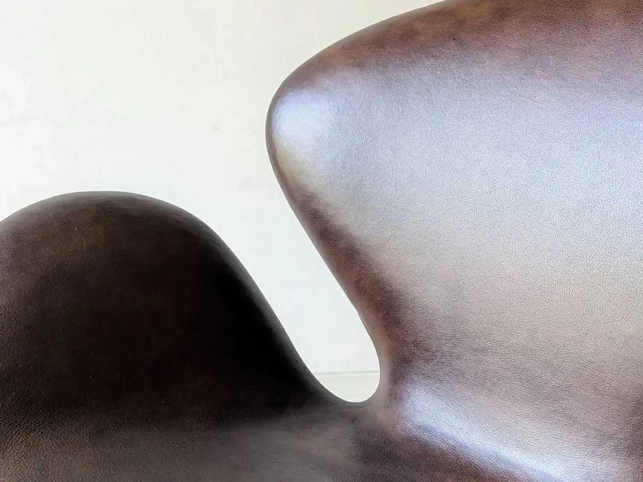 Billede 4 - Svanen lænestol i chokolade læde