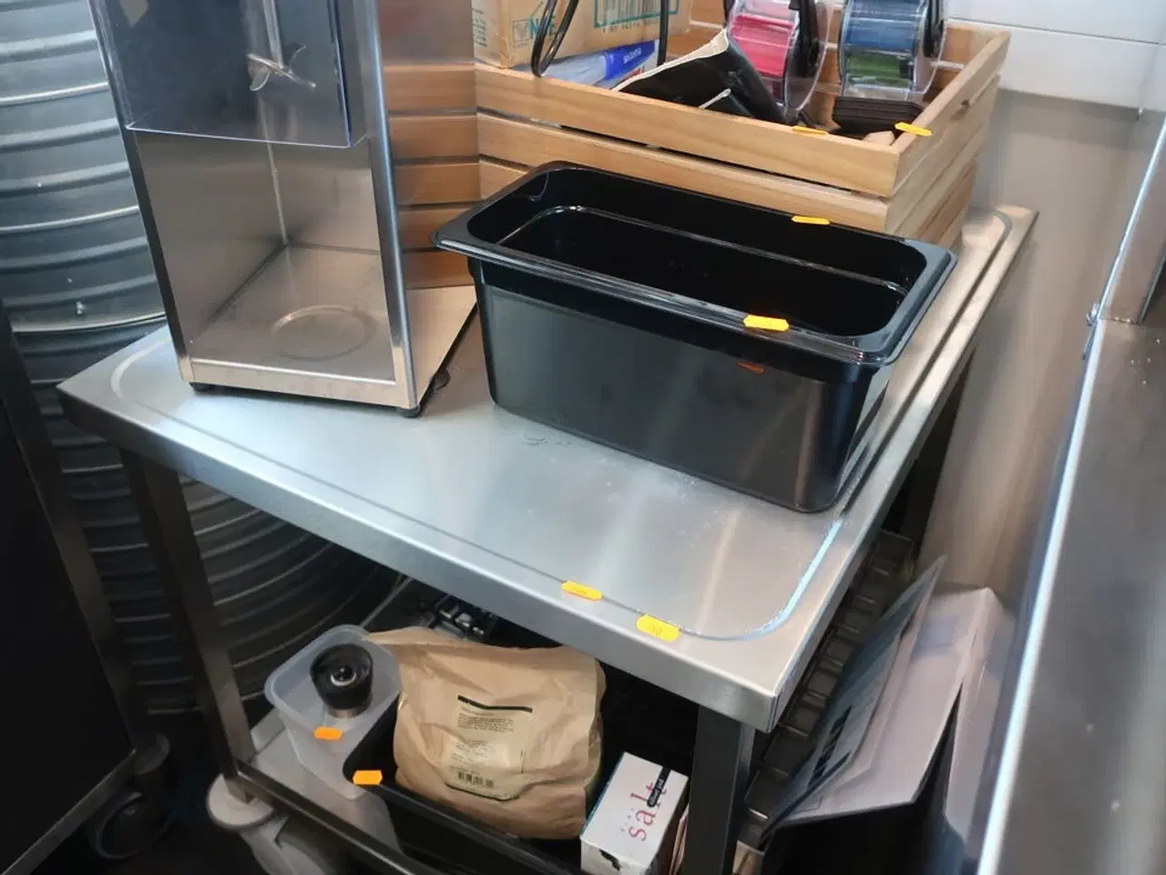 Billede 2 - Arbejdsbord på hjul uden indhold