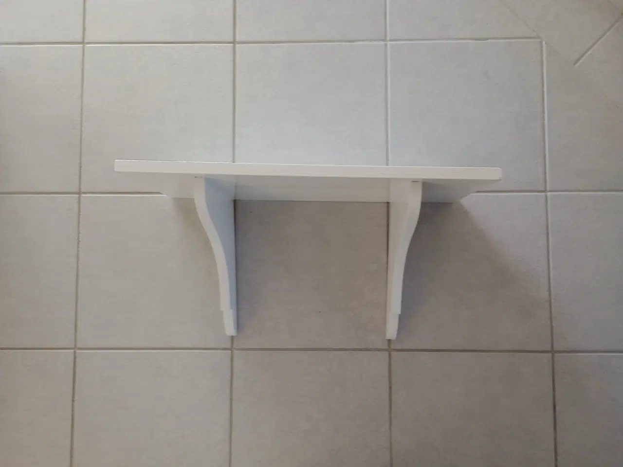 Billede 1 - Hvid patina hylde med udskæringer