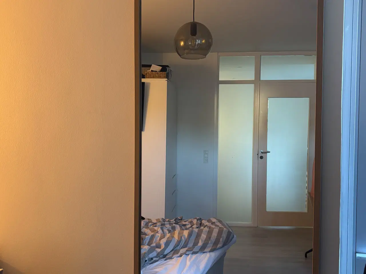 Billede 1 - Stort spejl med træramme i lyst træ