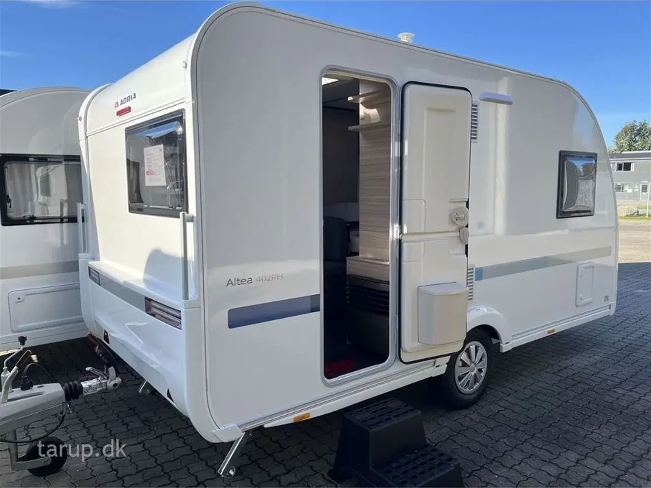Billede 2 - 2026 - Adria Altea 402 PH   Dobbeltseng, el-gulvvarme, stort køleskab, 3 gasblus, side-siddegruppe, stabilisator, serviceklap, glasfibersider