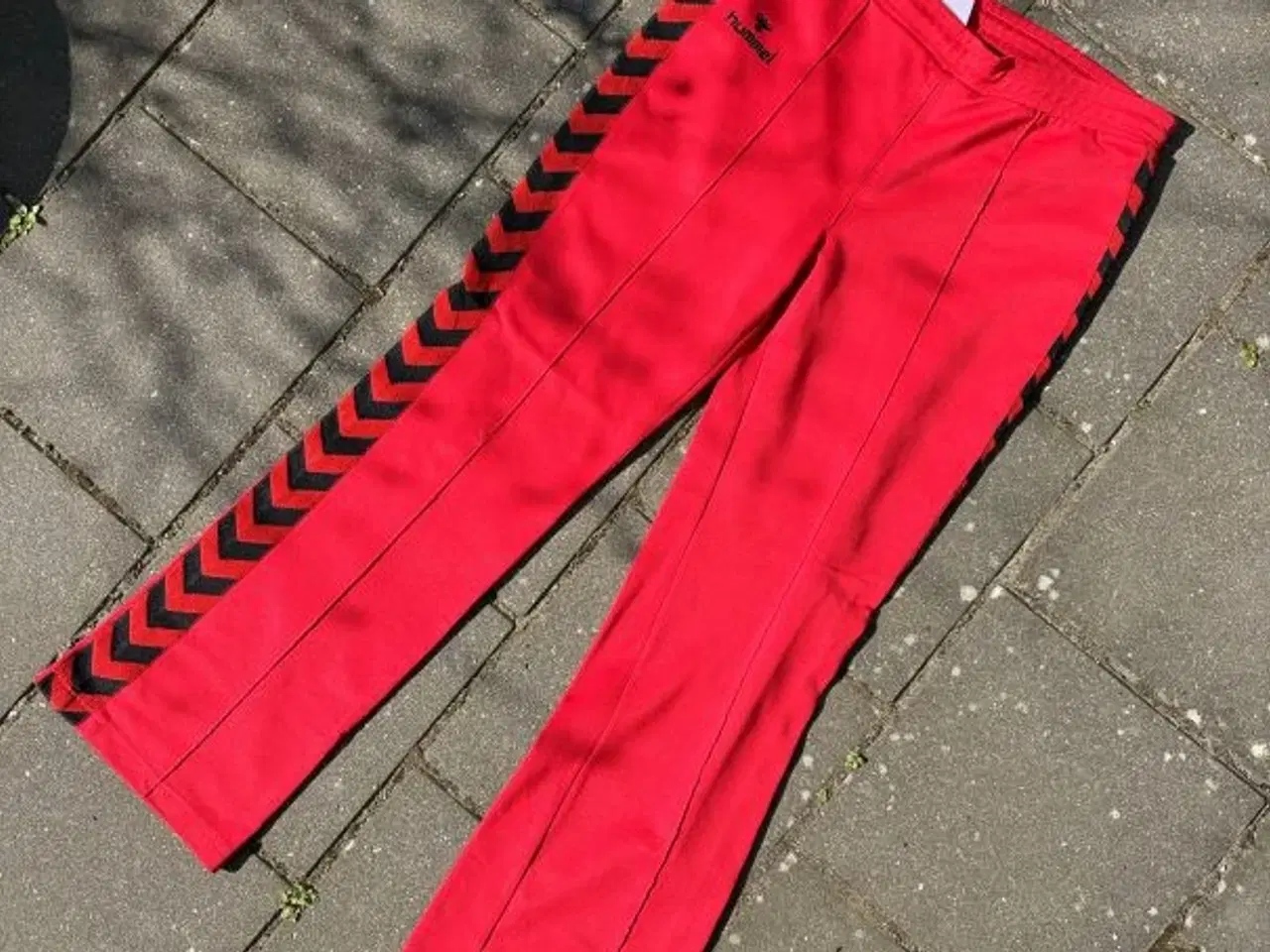 Billede 1 - Flotte, klassiske Hummel træningsbukser