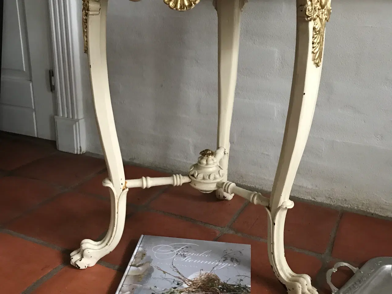 Billede 1 - gammel antikt bord med løveføder og marmorplade
