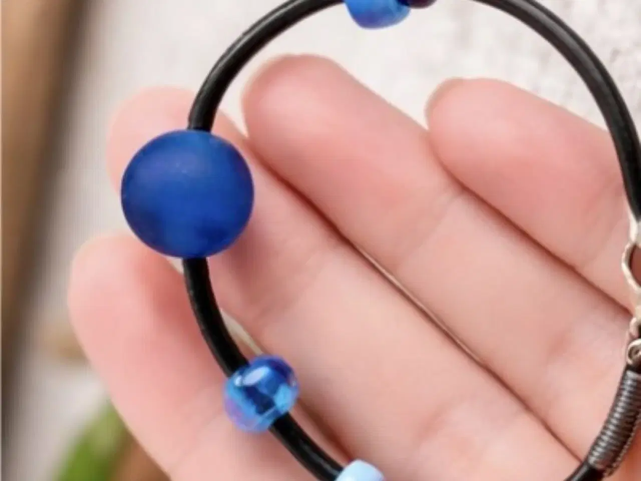 Billede 4 - Læderarmbånd med blå glasperler