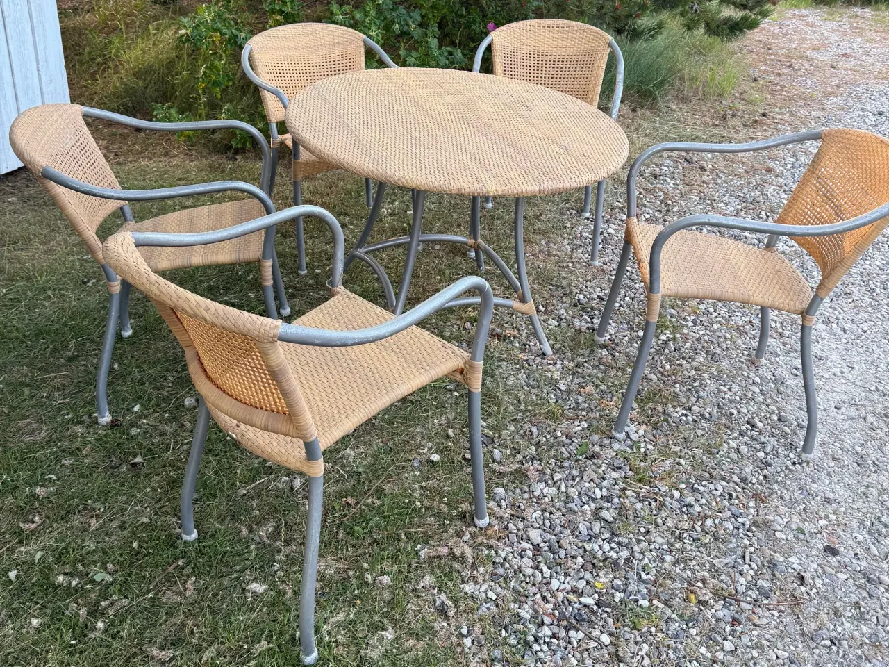 Billede 1 - Gratis Bord og 5 stole til afhentning 