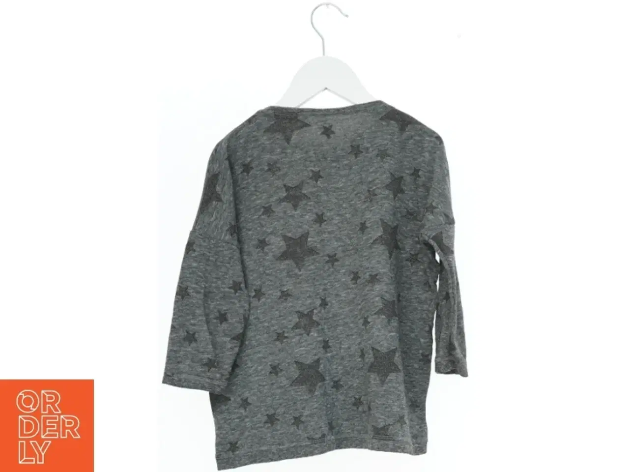 Billede 2 - Grå sweatshirt med stjernemønster fra Sofie Schnoor (str. 140)