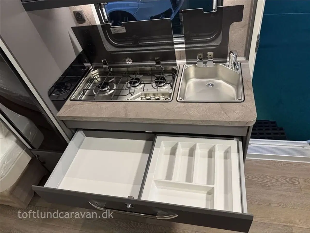 Billede 11 - 2026 - Hobby De Luxe 495 UL   NY 2026. Sønderjyllands aut. HOBBY forhandler. Enkeltsenge m/lameludtræk, NU PÅ LAGER TIL OMGÅENDE LEVERING.