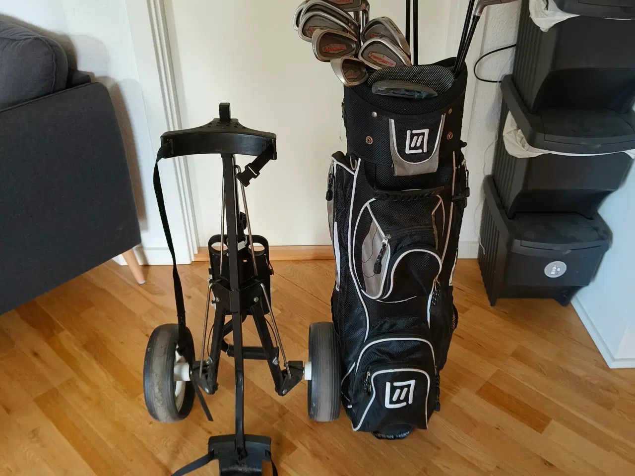 Billede 2 - Komplet golfsæt inkl. vogn og bag – klar til spil