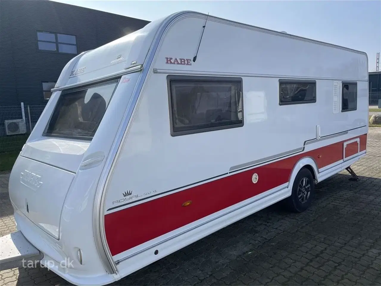 Billede 4 - 2015 - Kabe Royal 560 XL   Fastmonteret markise Thule 9200 4 meter, rundsiddegruppe i lyst skind, ALDE centralvarme, vandbåren gulvvarme, microbølgeovn, fransk dobbeltseng