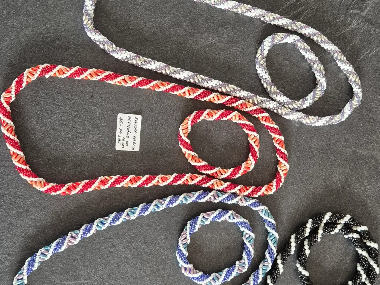 Billede 4 - Perlekæder og armbånd i små perler 