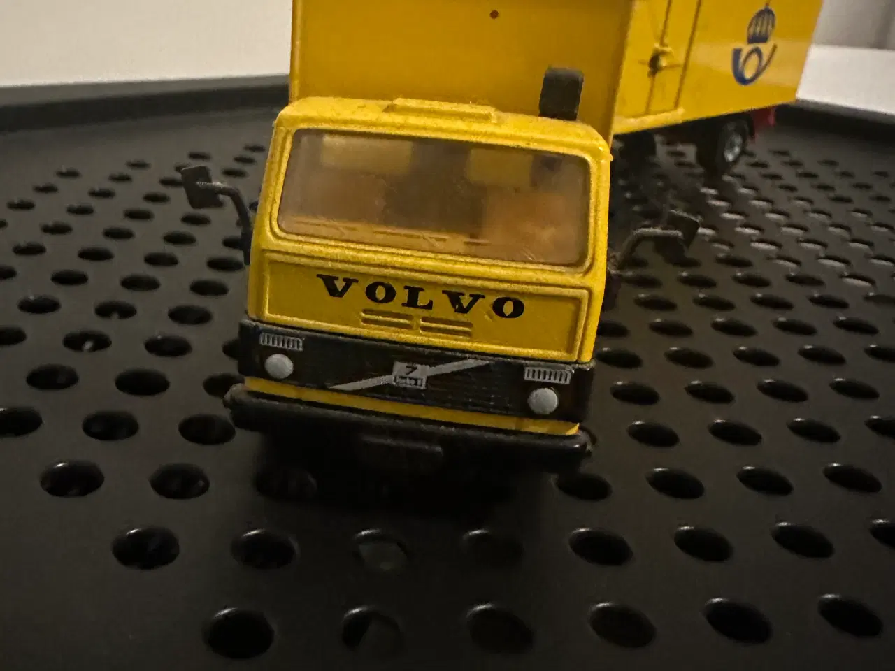 Billede 1 - 2 modellastbiler af ældre volvomærke