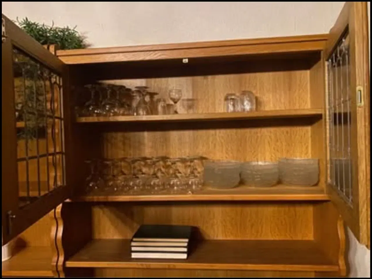 Billede 1 - Egetræs reol til tallerkner-vinglas og fade