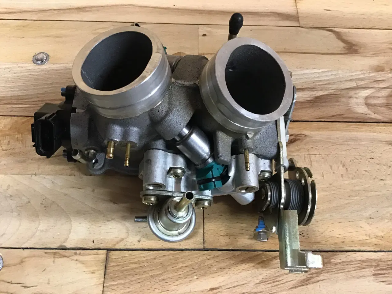 Billede 1 - Aprilia RSV Mille R årg 2000, nye spjældhuse