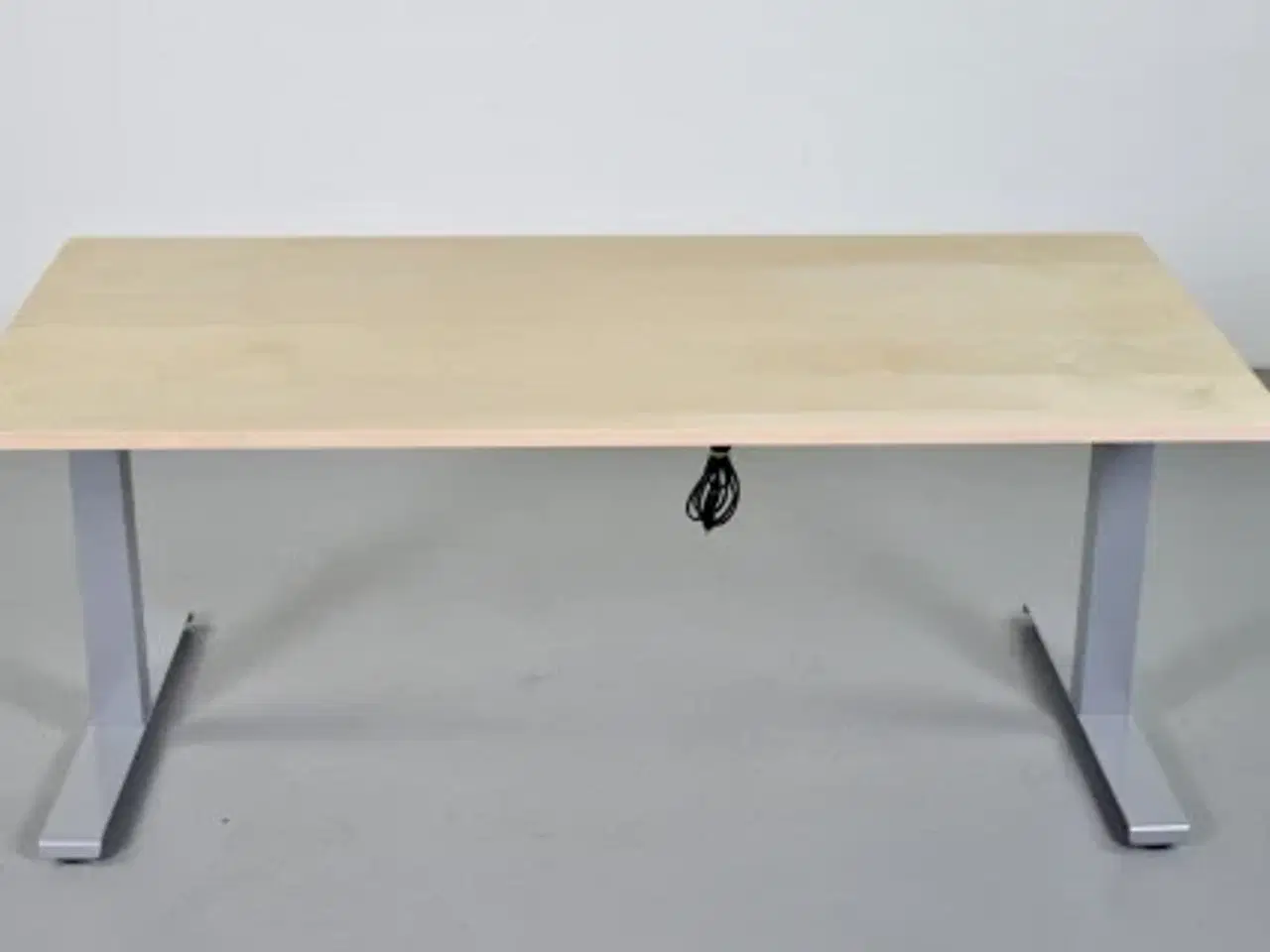Billede 3 - Kinnarps hæve-/sænkebord med plade i ahorn og gråt stel
