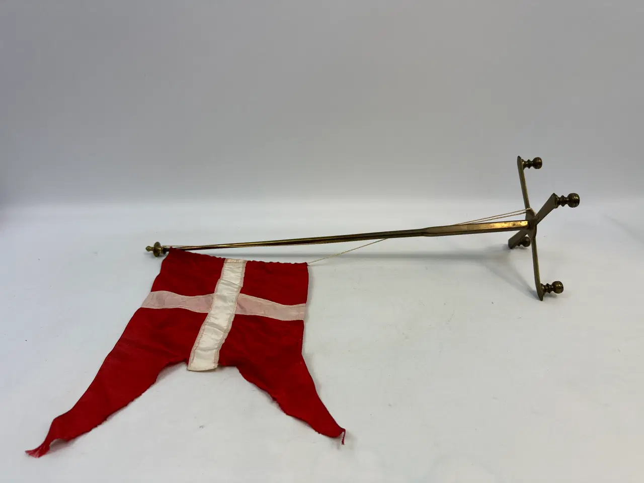 Billede 6 - Ældre messing dannebro / bordflag