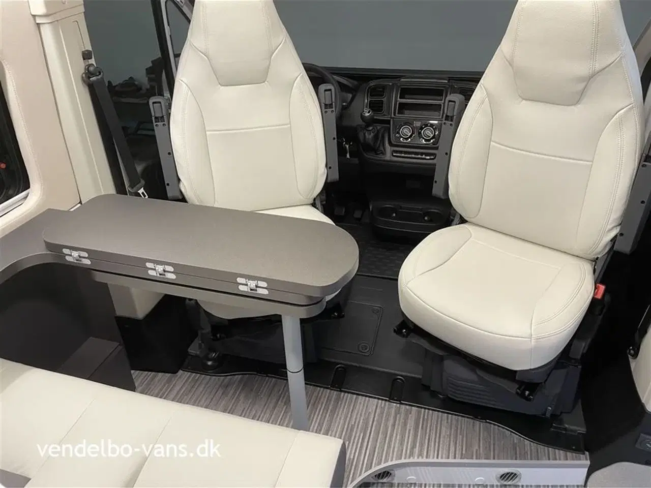 Billede 15 - 2022 - McLouis Menfys Van 03 S-Line   Campervan med dobbeltseng UNDER 6 meter