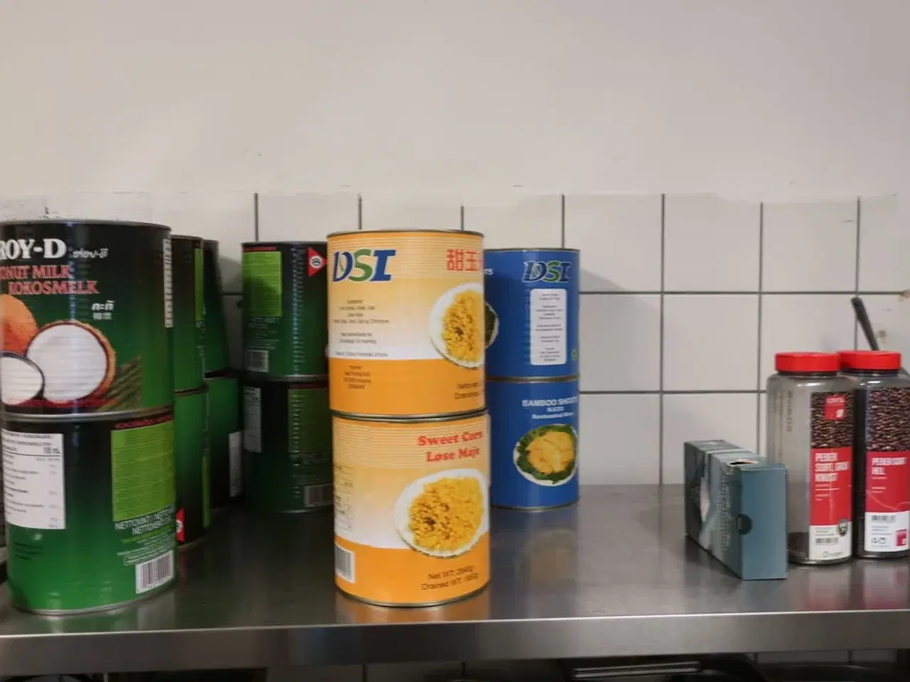 Billede 2 - Reol med indhold