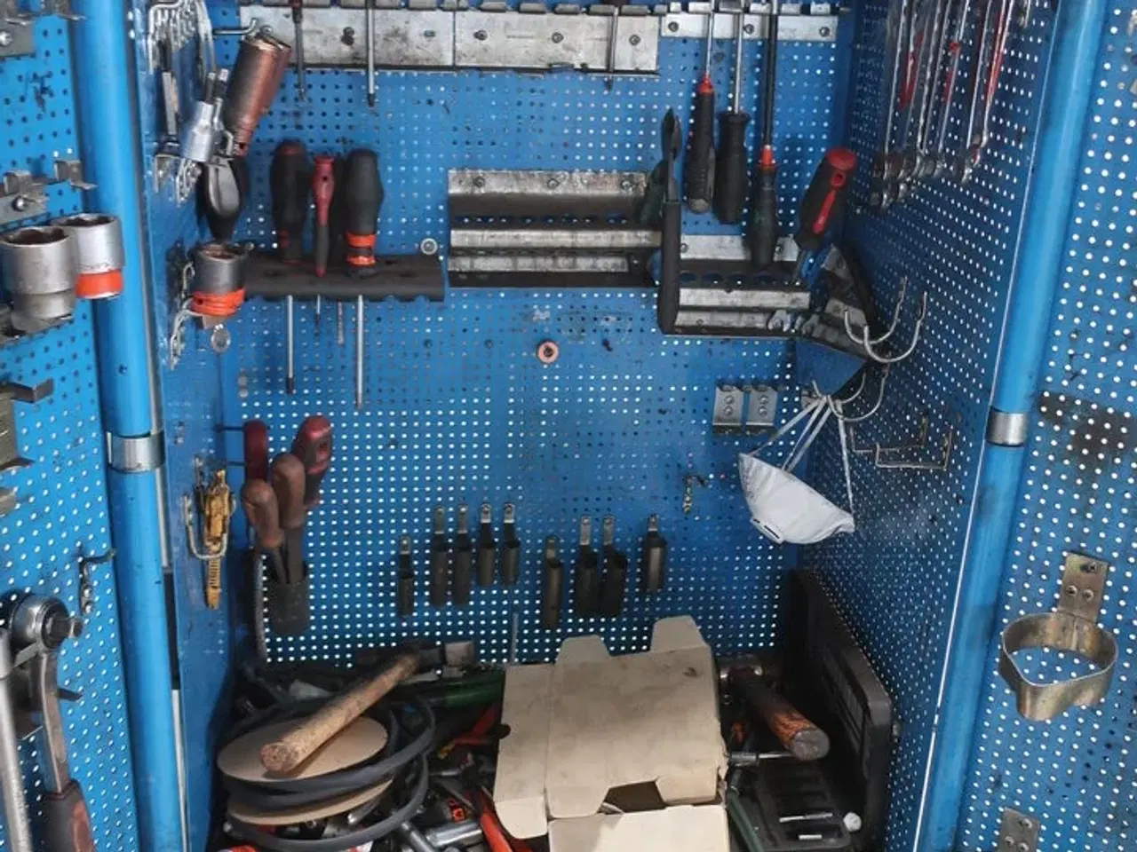 Billede 2 - Værktøjsskab med indhold