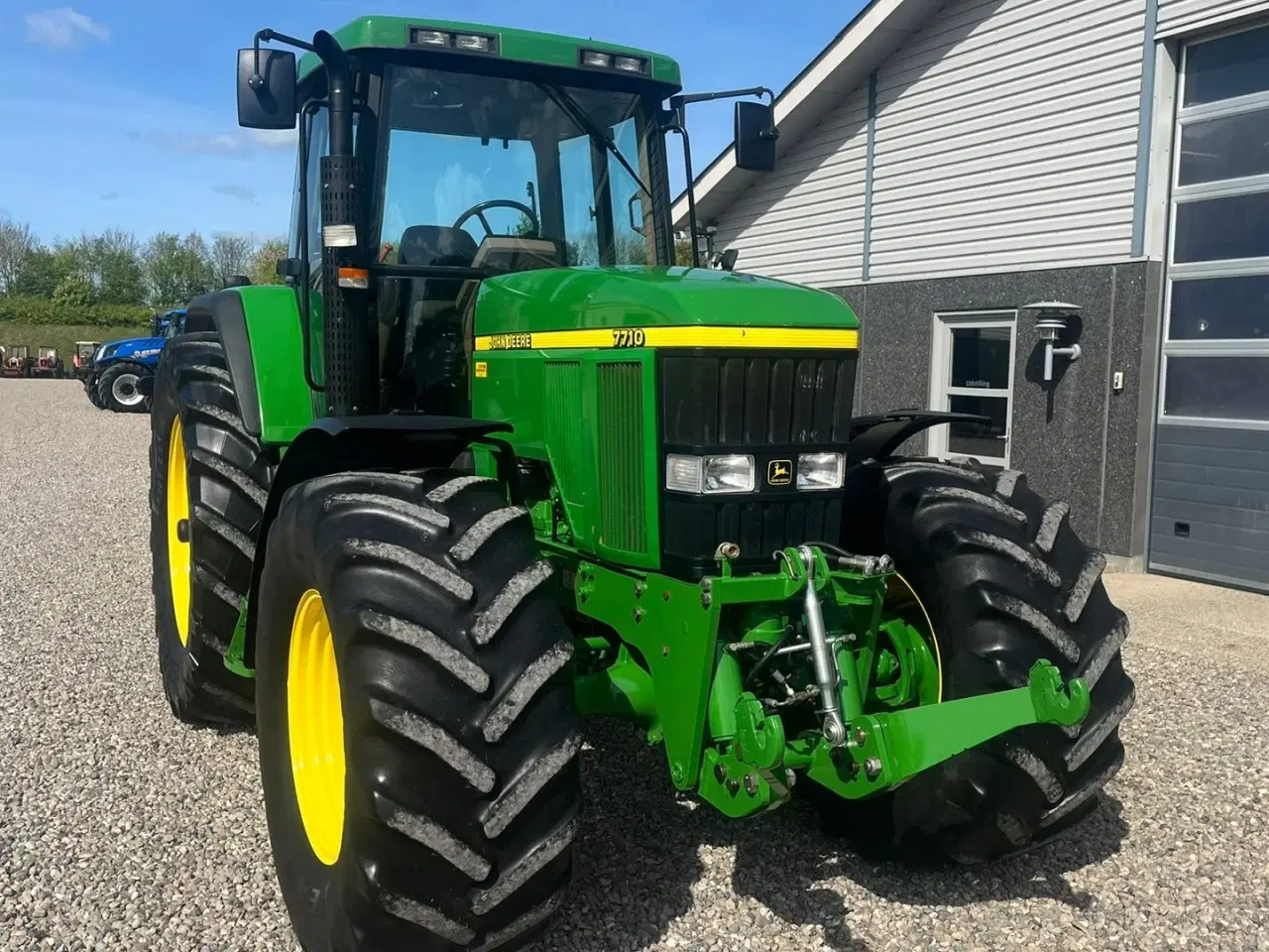 Billede 18 - John Deere 7710 8.1L motor, store hjul og frontlift. En ejeres velholdt gård traktor.