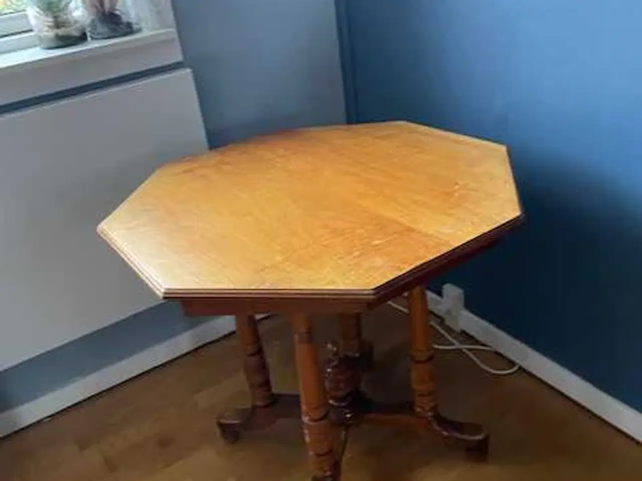 Billede 1 - Antikt ottekantet lampebord