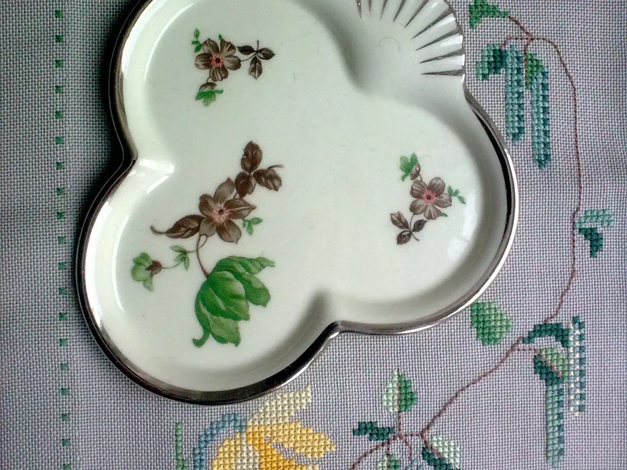 Billede 15 - Forår farver natur løber korssting el DK krukke 