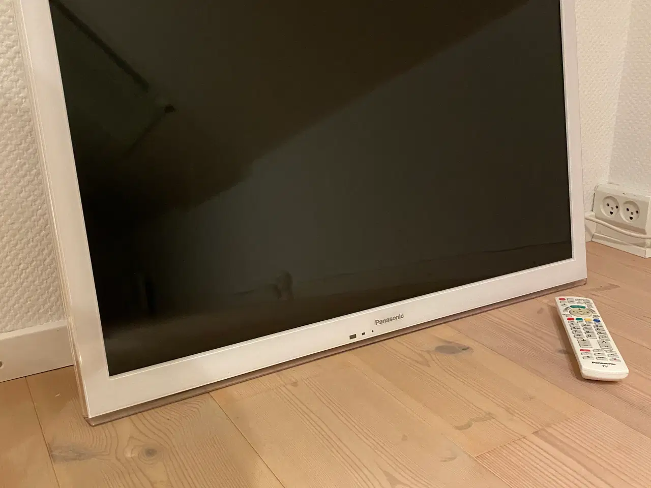 Billede 2 - Almindelig tv skærm fra Panasonic i farven hvid 32
