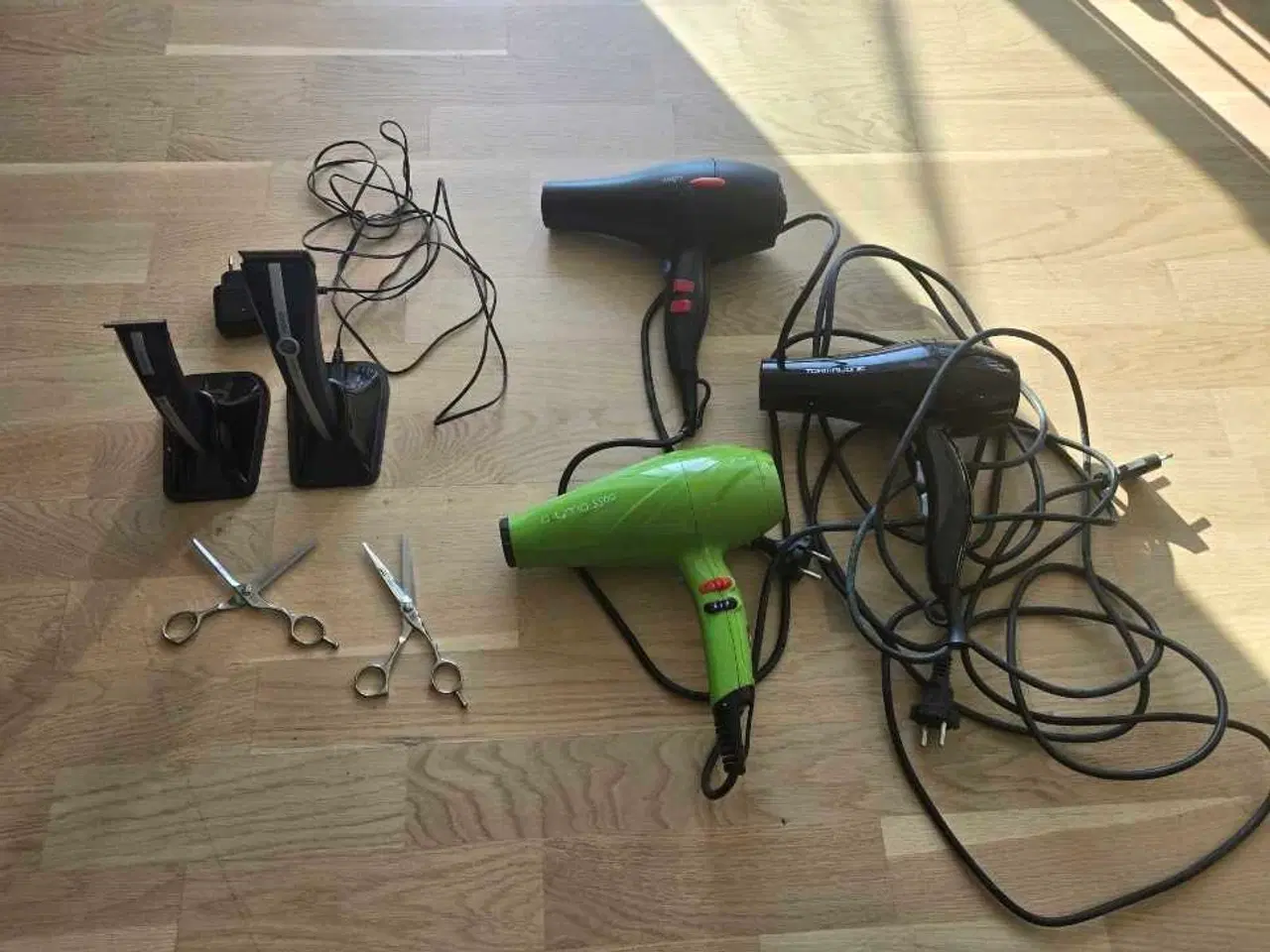 Billede 1 - Hårtrimmere, sakse og føntørrer