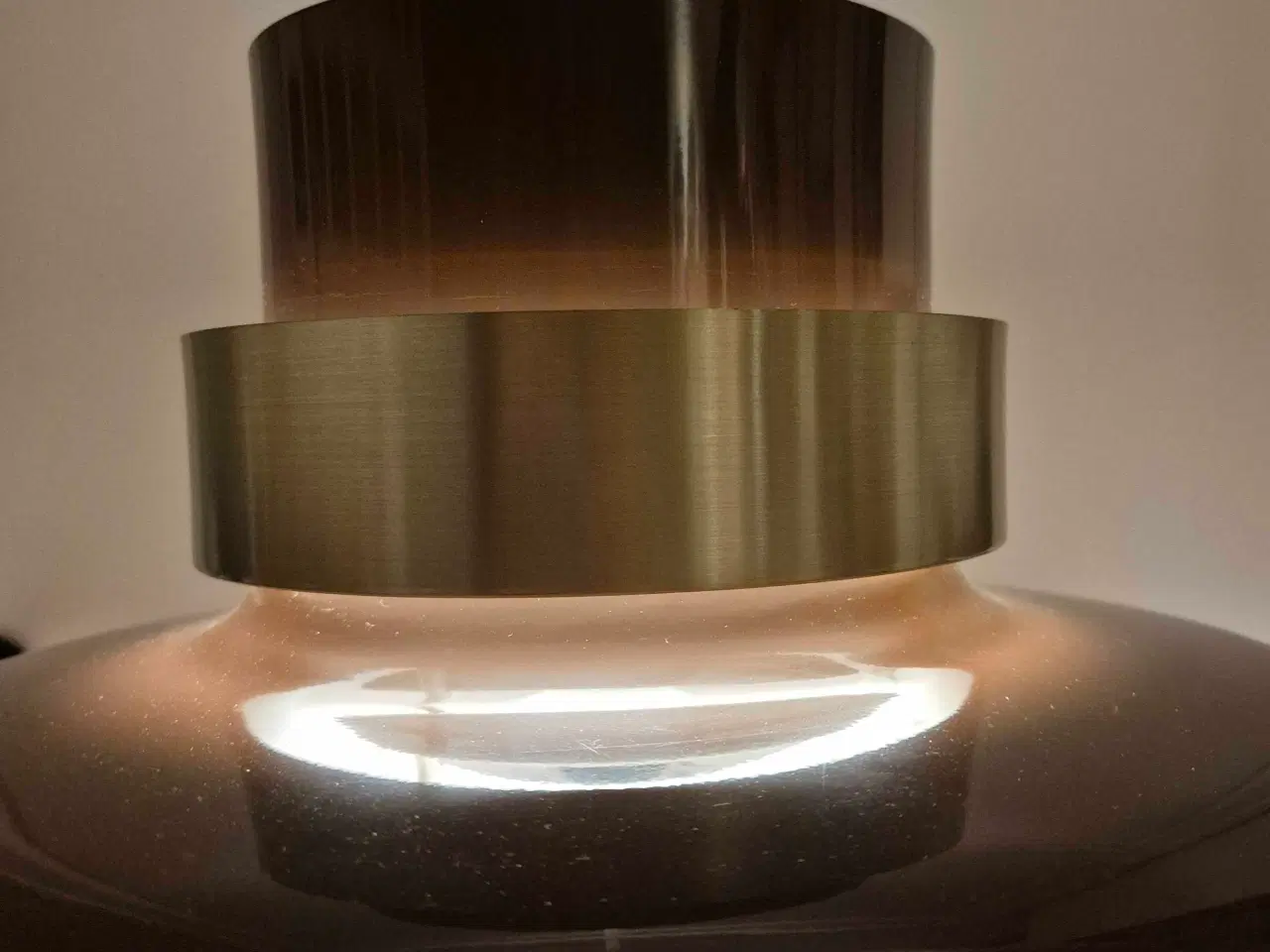 Billede 16 - Chokoladebrun retrolampe med guldfarvet ring