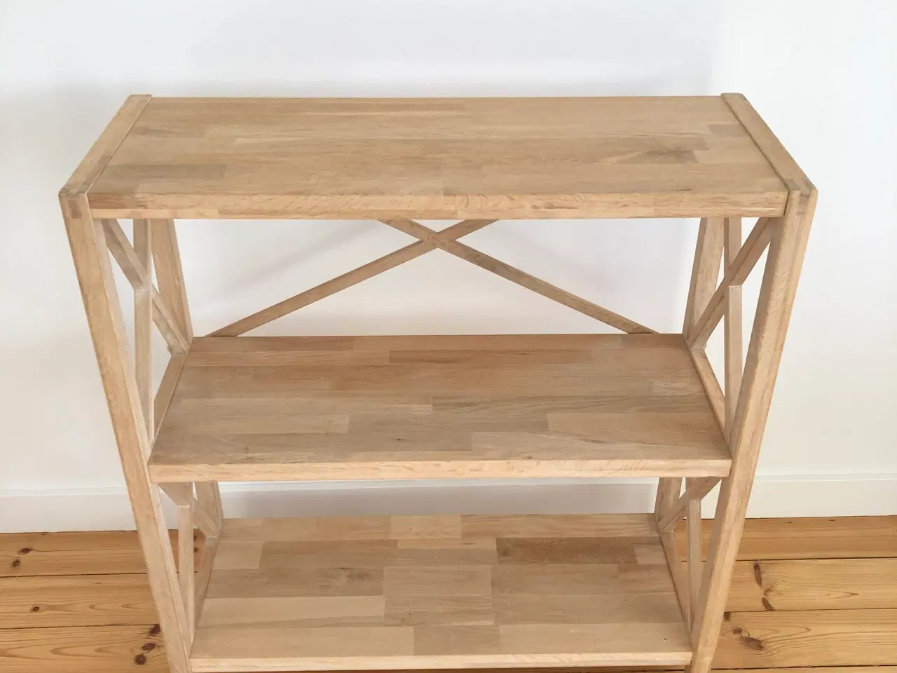 Billede 4 - Solid Egetræs Reol med Stilfuldt Design (30x80x87 