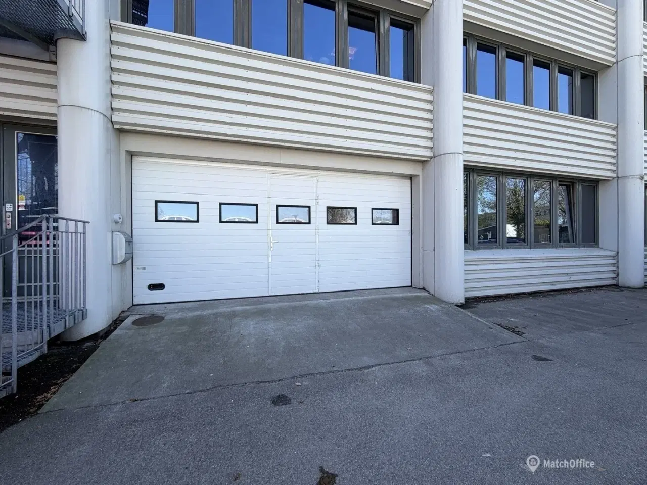 Billede 8 - Regulært lagerlokale med port. højt til loftet og mulighed for etablering af kontor