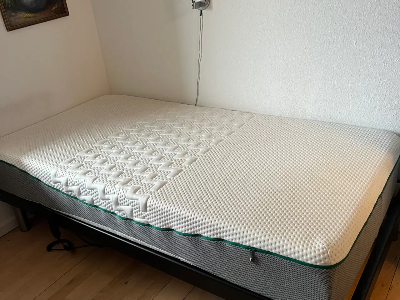 Billede 4 - Elevationsseng med madras - næsten ny (200 x100)