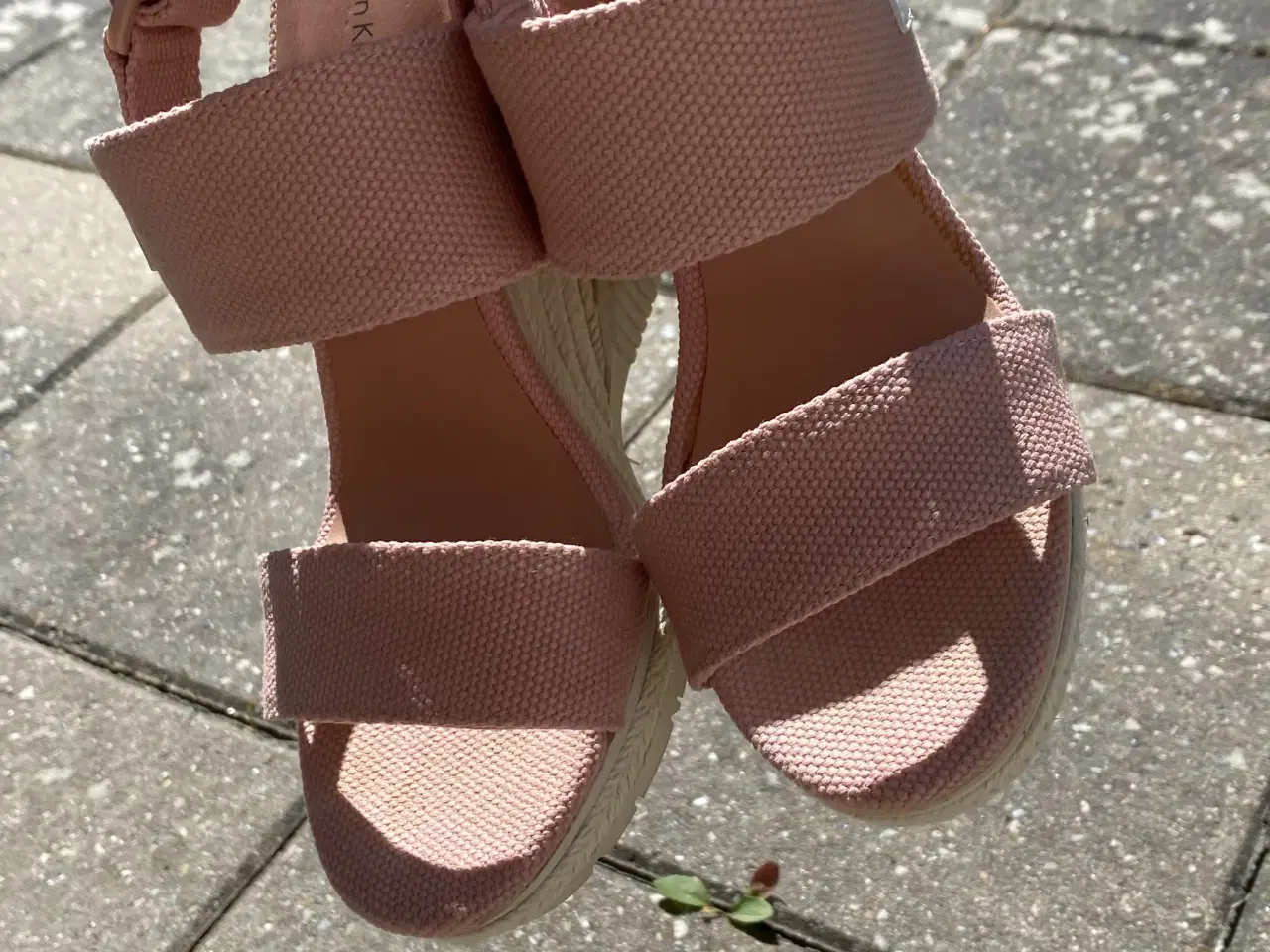 Billede 5 - Calvin Klein kilehæl sandaler – nude, som ny.