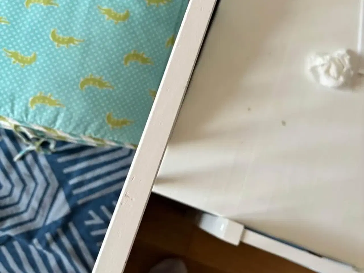 Billede 2 - Babyseng med aftagelig side + madras og sengekant 