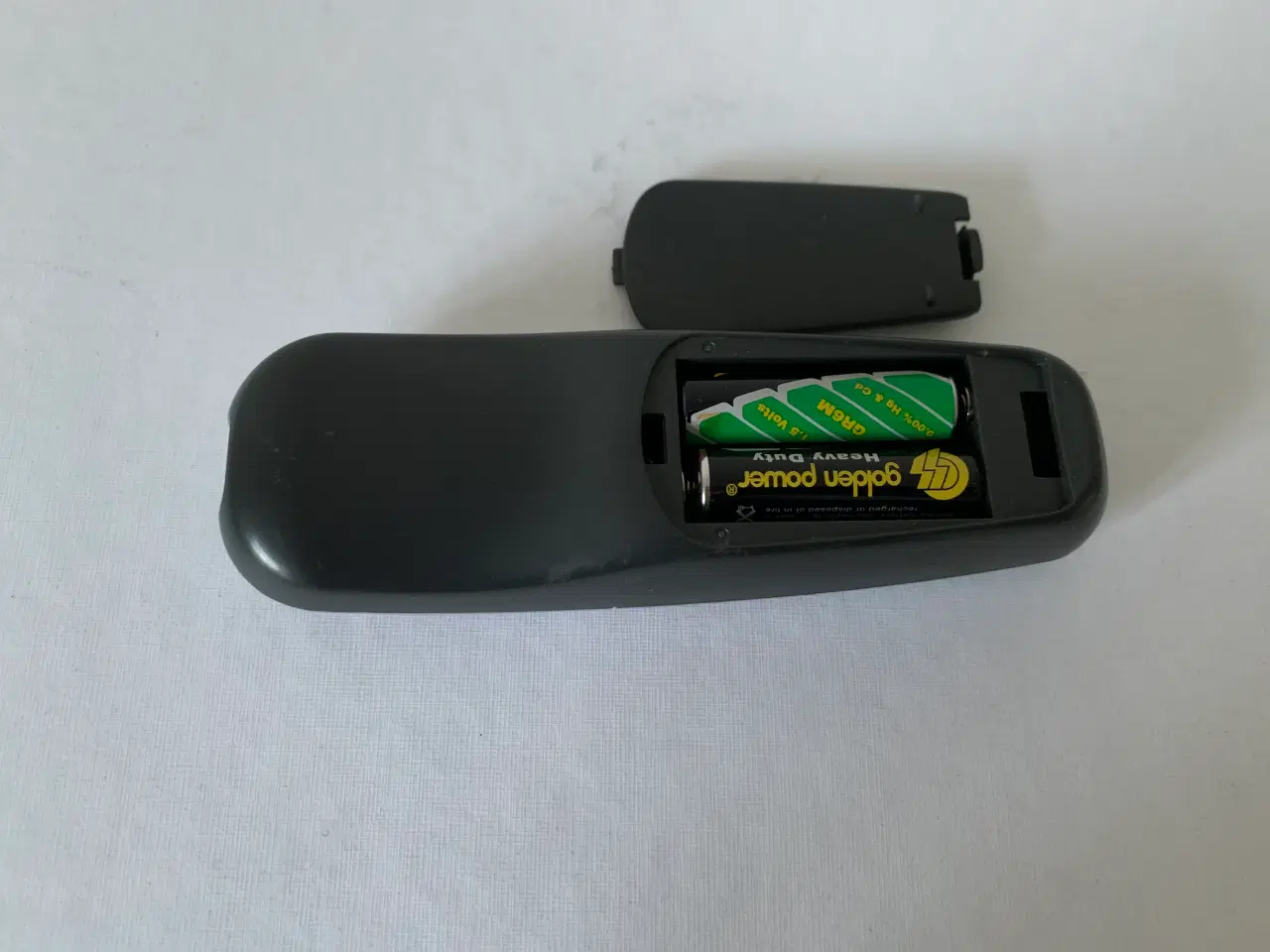 Billede 2 - PHILIPS fjernbetjening med nye batterier isat